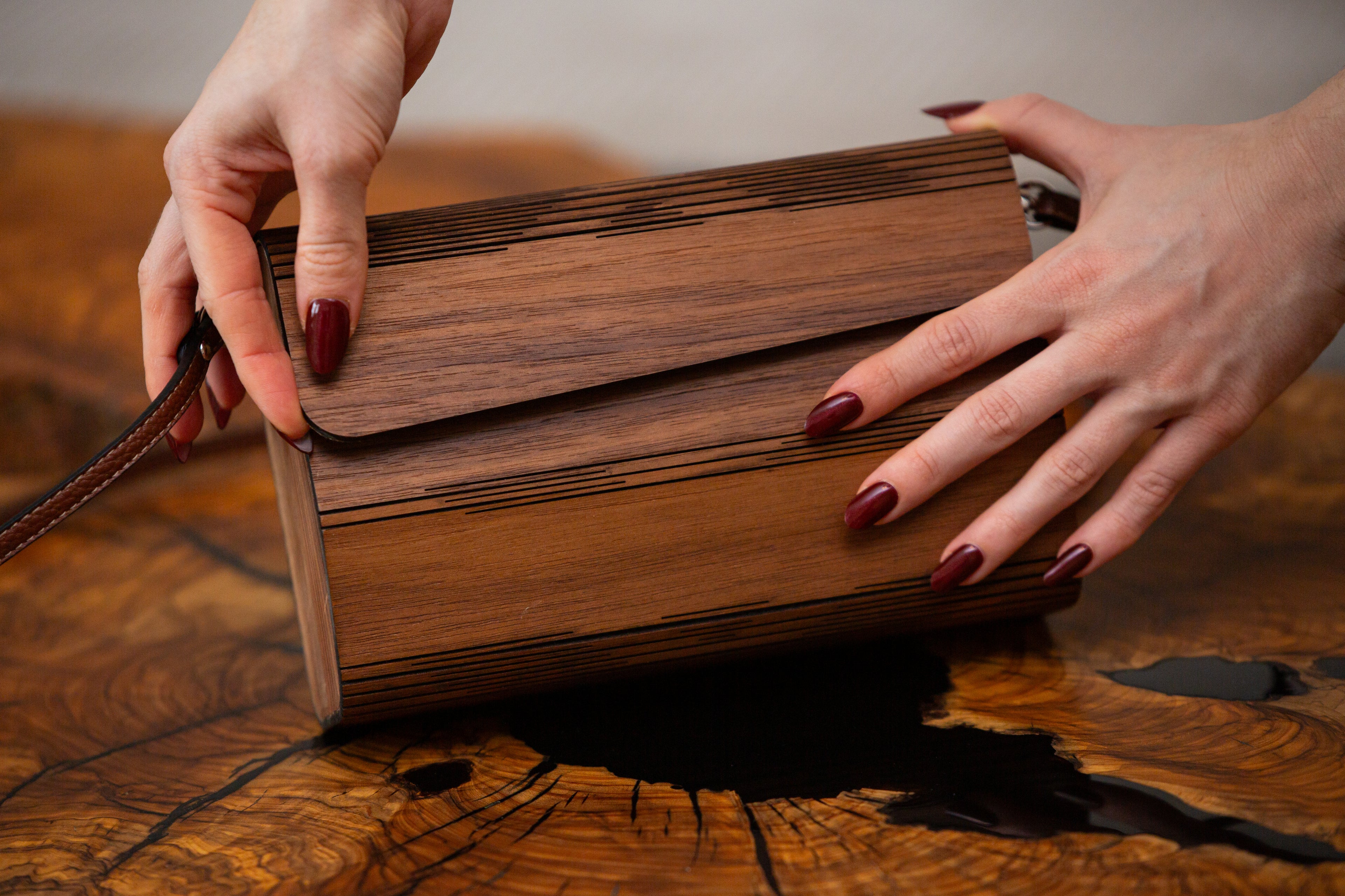 Holzhandtasche – Tragholz